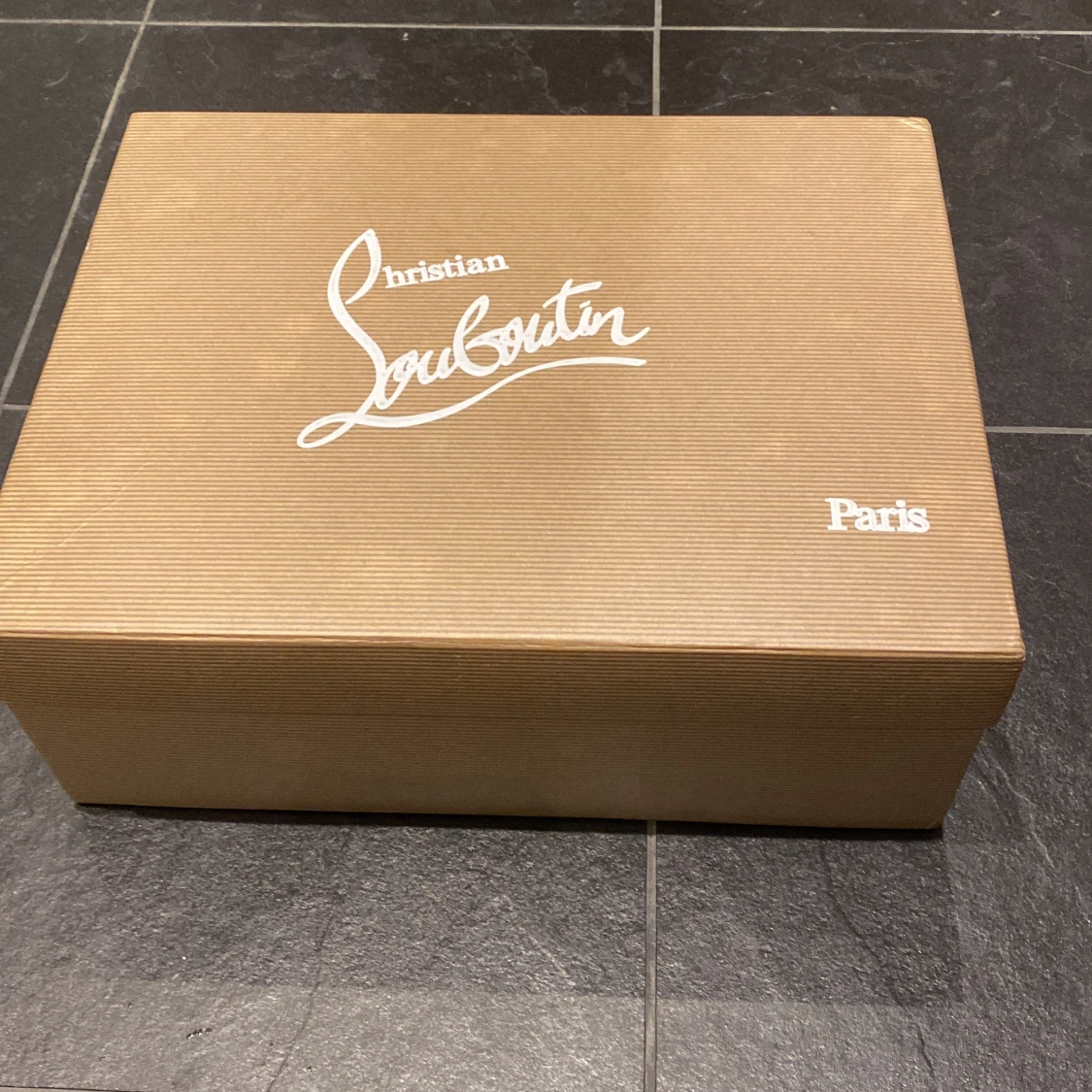 Grå sneakers med spikar från Christian Louboutin - 4