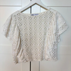 Vit spetsblus från Zara - Säljer en söt blus från Zara!