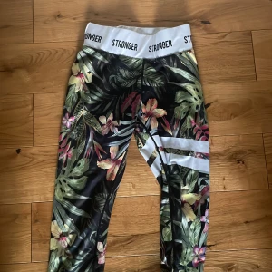 Stronger tights  - Snygga stronger tights. Säljer även ett till par stronger tights i ett annat mönster.