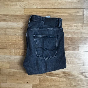 Jack and Jones jeans - Ett par jeans med riktigt snygg färg från märket Jack and Jones i modellen Chris. Skicket är 9/10 använda ett få tal gånger. 