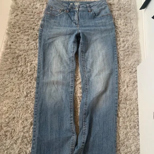Jeans med fickor -  Knappt använda alls o har snyggt tryck på fickorna. 💗 är lite osäker på storleken då de står 31 men är lite stora för mig som brukar ha 34