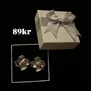 Silvriga blomm örhängen  - Finns även i guld. Frakt 22kr💕