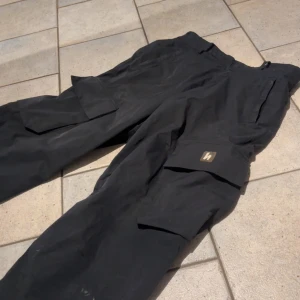 Henrik Harlaut cargo pants - Säljer ett par harlaut byxor för dom inte används längre, använt skick skulle säga 5/10 men inget man tänker på i backen. 