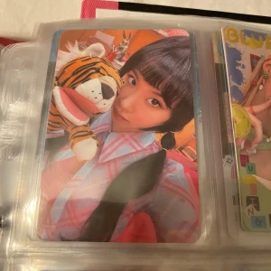 Chaeyoung pc photocard twice tiger - Säljer detta photocardet. Skickas både med sleeve och i toploader. Skriv privat om ni vill ha mer bilder 🫶 jag säljer även mer photocards på mitt konto och kan ge bra rabatt ifall man köper många 💕
