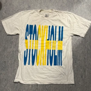 VLONE STOCKHOLM T-SHIRT - boooooom!!!!!! Storlek M sitter dunder. från rockys konsert ja ja ja. rare med denna tagg. cmonnn legendarisk ändå!? ja äkta givetvis eller dubbla pengarna tbx.