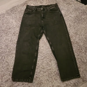 Svarta jeansbyxor från Zara - Snygga svarta jeansbyxor från Zara med klassisk femficksdesign. Byxorna har en rak passform och stängs med dragkedja och knapp. Perfekta för en stilren look.