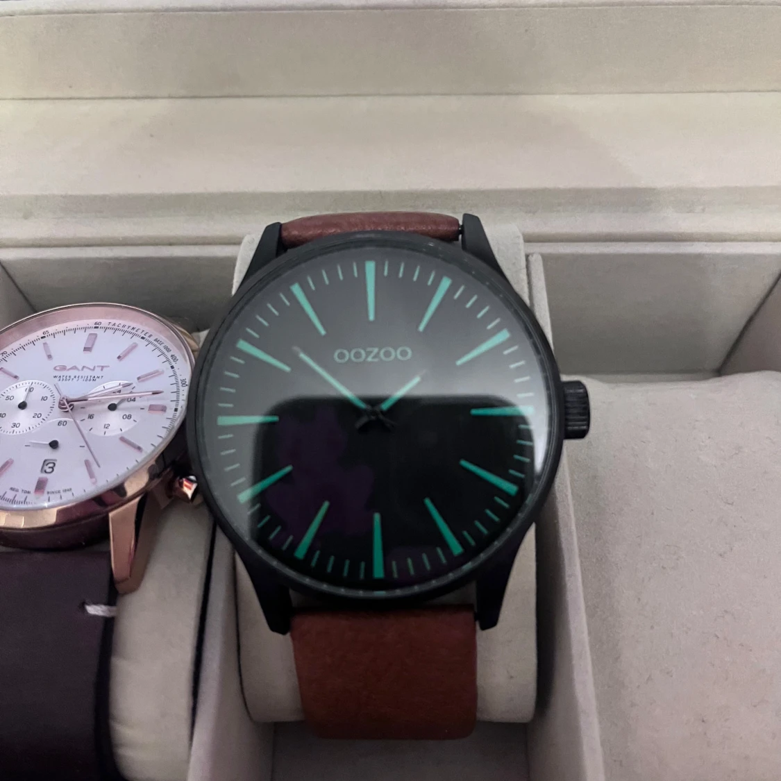Svart klocka med brunt läderarmband från OOZOO