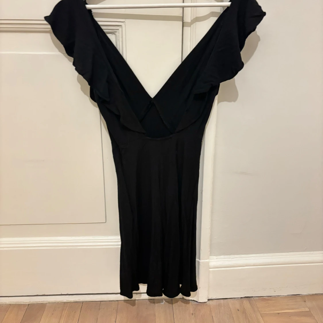 Svart klänning med volangdetaljer från Zara - 2