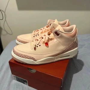 Nike Air Jordan 3 Retro ’Treat Yourself’ - Snygga Nike Air Jordan 3 Retro i en unik färgkombination av tvättad korall och röd. Helt nya och oanvända. Dem har väldigt mjukt läder och ett jättesnyggt par tycker jag.  Små Rubiner som hänger på skosnörena, går också att ta bort om inte vill ha dem. Det är bara att fråga för flera bilder eller om det finns frågor. Jag har flera bilder på dem, men det går att ladda upp bara max 5 bilder.