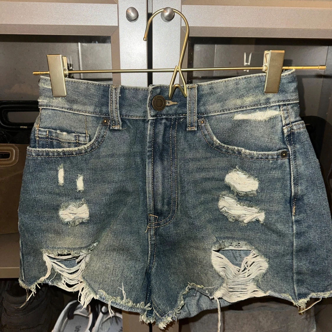Blå jeansshorts med slitningar