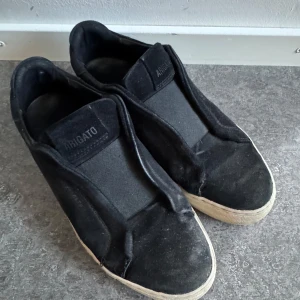 Svarta sneakers från Axel Arigato - Lite använda, pris kan diskuteras passar både 39/40