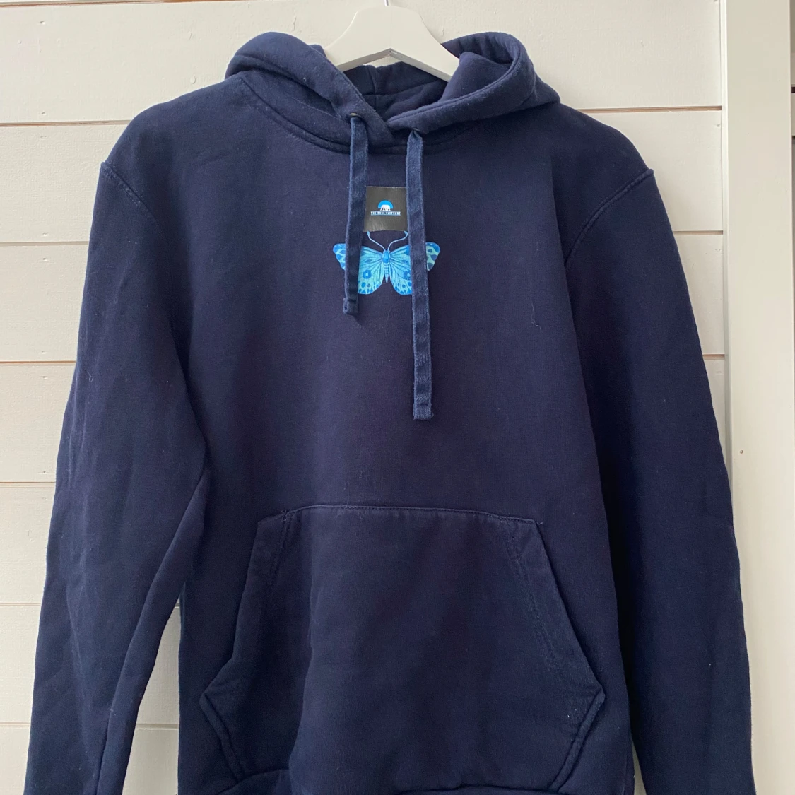 Mörkblå hoodie med fjärilsmotiv från The Cool Elephant - 1