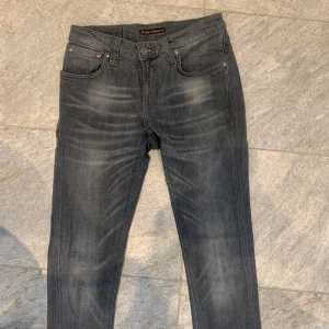 Gråa nudie jeans - Tja! Säljer nu dessa riktigt snygga nudie jeans i grå! De är i väldigt bra skick och inga defekter. De är i storlek W27/L32 men sitter mer som W28!