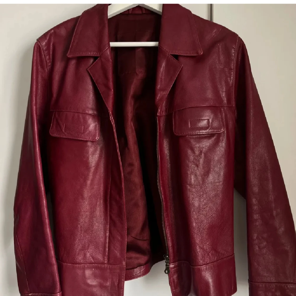 Vinröd skinnjacka