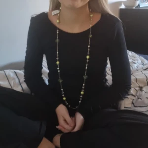 Långt halsband med matchande ring - Ett långt halsband med matchande ring från Glitter 