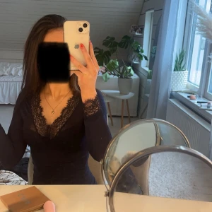 Mörkblå topp i kashmir med spets från intimissimi - Marinblå tröja i Kashmir med spets från intimissimi, i storlek S men passar även mig som har XS/S, fint skick men de har gått en liten tråd (se sista bilden)