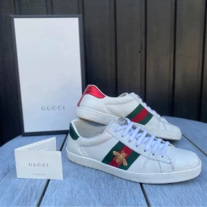 Gucci ace bee  - Hejsan! Säljer nu ett par Gucci ace bee skor. Strl 44. Nypris runt 9k, mitt pris 2 000kr. Hör gärna av er vid eventuella frågor eller fler bilder😃