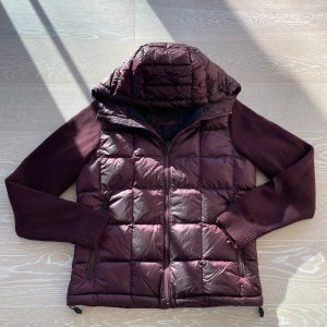 Cardigan från Massimo Dutti - Säljer denna tvär snygga Massimo dutti jackan/cardigan| vinröd| toppen skick 9,5/10 knappt använd| storlek S| perfekt nu till hösten| mitt pris 999kr| hör av er vid intresse tar även byten!🌟