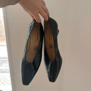 Vintage läder klackar från Granit stl 38 - Vår klackar i läder från Granit i stl 38! Super snygga och i jättebra skick! Kan skicka samma dag och sänka pris vid snabb affär! Perfekta till våren och liknar dom som Matilda djerf ofta har! 