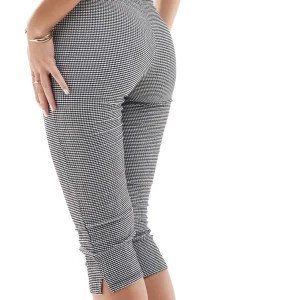 Set med capribyxor o linne - Snygga högmidjade byxor med ett klassiskt rutigt mönster i svart och vitt. Byxorna har en tight passform och når till strax under knäna. Passar tyvärr inte mig så har inga bilder på. Aldrig använd. Från ASOS. 