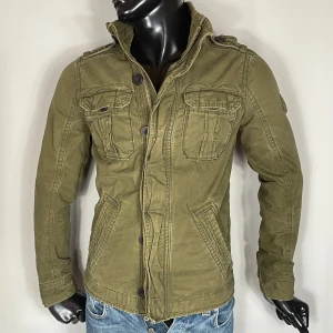 Abercombie Field Jacket - Olivgrön field jacket från Abercombie & Fitch. Snyggt washed. Skick: 8/10. 