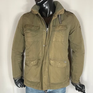 Scotch & Soda Field Jacket - Olivgrön field jacket från klassiska märket Scotch & Soda. Skick: 7/10. Retail: ~2200kr.