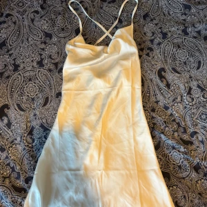 Satin klänning  - Super fin satin klänning från design by si. Klänningen är i one size men passar mig som är en S. 