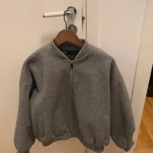Jacka från zara - Säljer denna skitsnygga jacka från zara pga den tyvärr inte kommer till användning 🥹🥹🥹 jättebra skick, inga defekter!!!! Storlek S men sitter lite oversized!