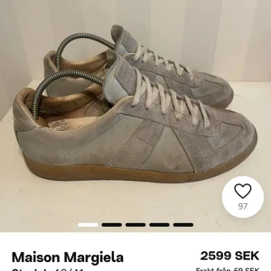 Grå sneakers från Maison Margiela - Snygga grå sneakers från Maison Margiela i mocka och skinn. Skorna har en klassisk design med snörning och en bekväm gummisula. Perfekta för en stilren look.