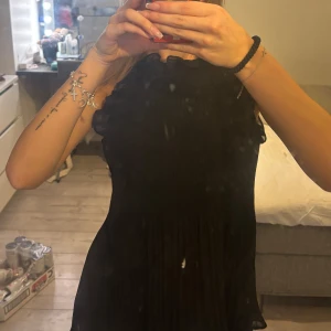 Svart blus volang  - Jätte snygg Zara blus i svart med volang högst upp, använd 1 gång💛storlek xs