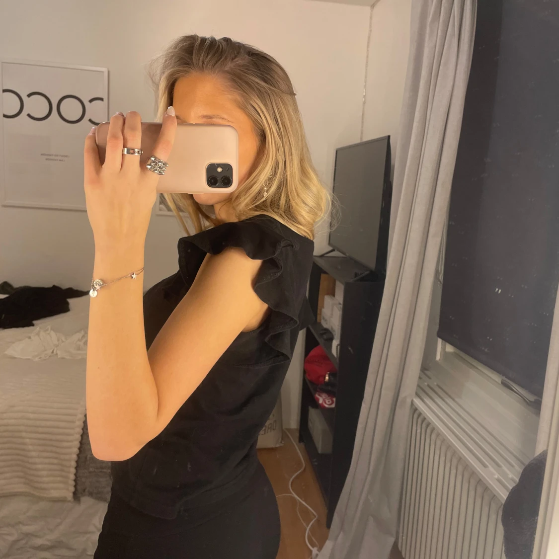 Svart topp med volangdetaljer - 2