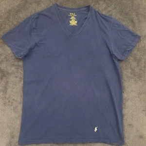 Blå t-shirt från Ralph Lauren - Blå Ralph lauren T-shirt 8/10 i kvalitet! Älskar den personligen själv! ✨Bra sommar T-shirt 👕 ☀️