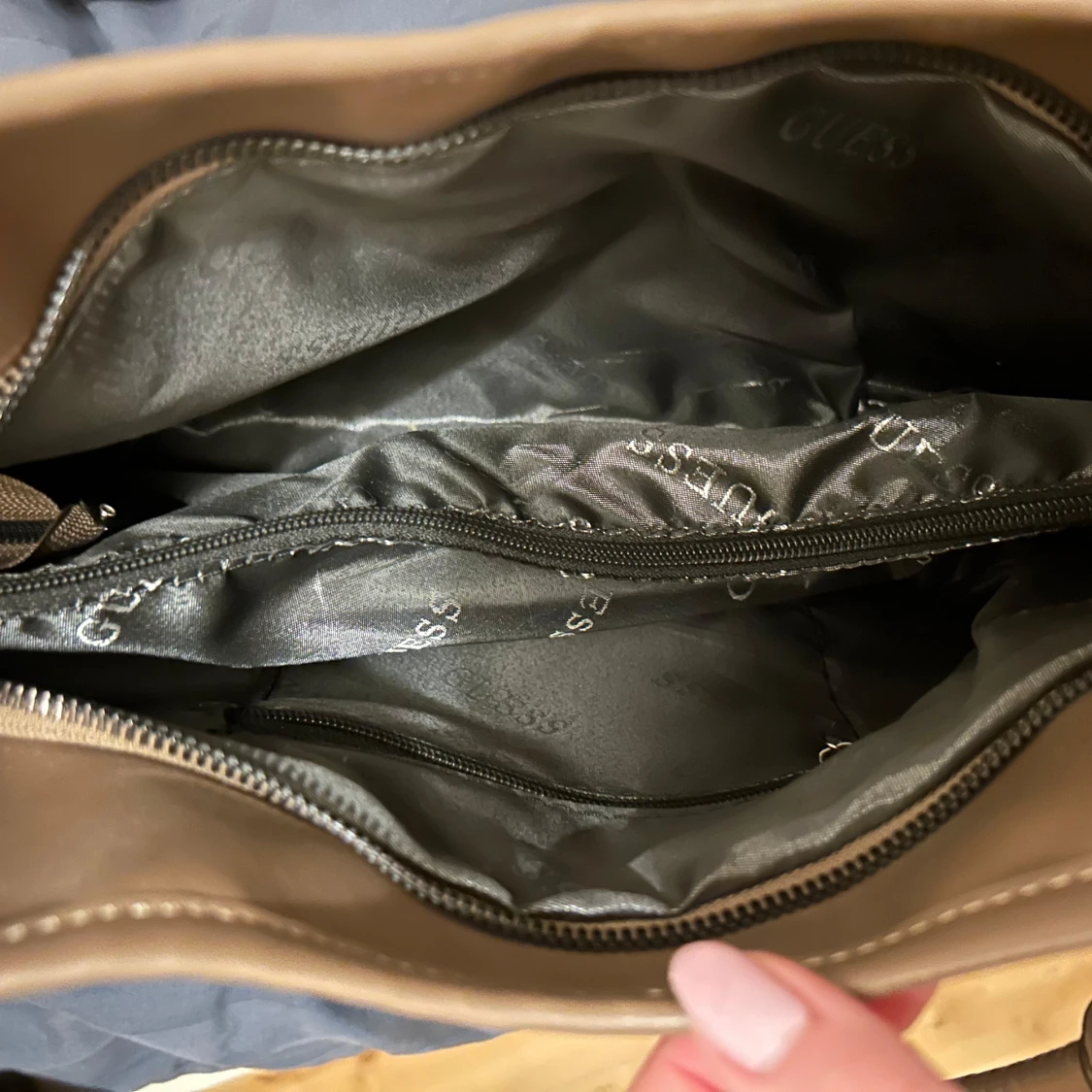 Beige axelväska från Guess - 2