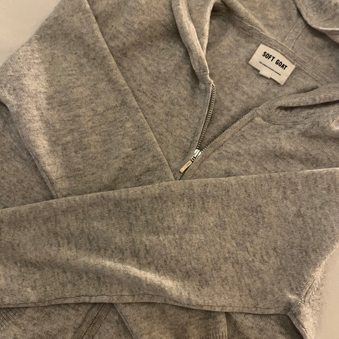 Grå hoodie från Soft Goat