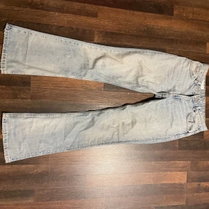 Ljusblå jeansbyxor - Säljer ett par ljusblå jeans från zara i mid rise full length. Skriv vid frågor❤️