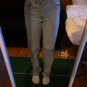 Ljusblå jeans från Abrand Jeans - Säljer ett par 94 High straight ljusblå jeans ifrån Abrand jeans. Bra skick. Jag är 164 och de är lite långa på mig. 