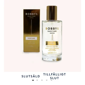 Limited Edition Parfym från Bobbys Hair Care - Exklusiv limited edition parfym från Bobbys Hair Care med doftnoter av vanilj, amber och sandelträ. Flaskan är elegant designad i glas med en gyllene kork och etikett. Perfekt för den som söker en unik och lyxig doftupplevelse. Slutsålt på hemsidan där den kostar 699kr, fick min i julkalendern och har endast luktat på den men den är ej för mig.
