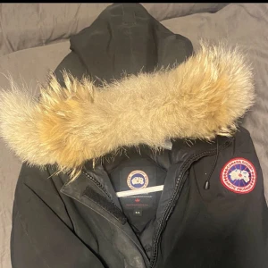 Svart parkajacka från Canada Goose - svart jacka som e lite för sliten för mig känner jag, köpt för 11000kr säljer för 1200kr då de syns att den används. Storlek S 