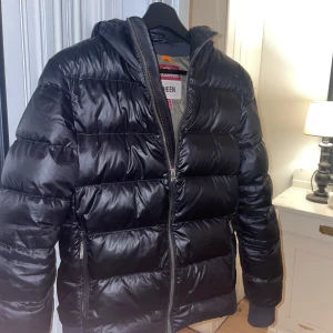 Parajumper Sheen - Parajumper Sheen vinterjacka, Storlek Y-L passar folk kring 170-175 typ . Har några skavanker , hör av er för bilder 