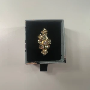 Ioaku ring - Säljer denna la fleur ringen då den inte har kommit till användning. Den har använts några gånger men är i bra skick. Den har inga defekter eller slitage då den har tagits väl hand om. Nypris är 600kr, mitt pris 350kr 💕