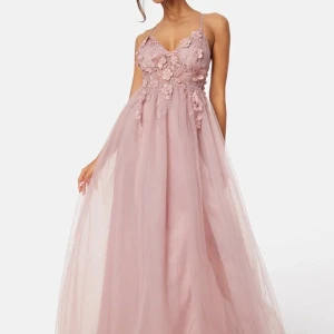 Balklänning  - Säljer min jätte fina balklänning som endast är använd 1 gång. Helt i ny skick och så så fin!! Som referens är jag 170 på sista bilden. Ny pris 2000 kr 🩷🩷