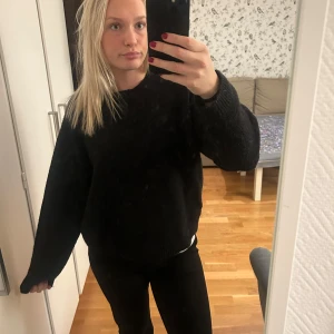 Svart stickad tröja - Säljer en svart stickad tröja med långa ärmar. Ett perfekt plagg som fungerar till allt🥰