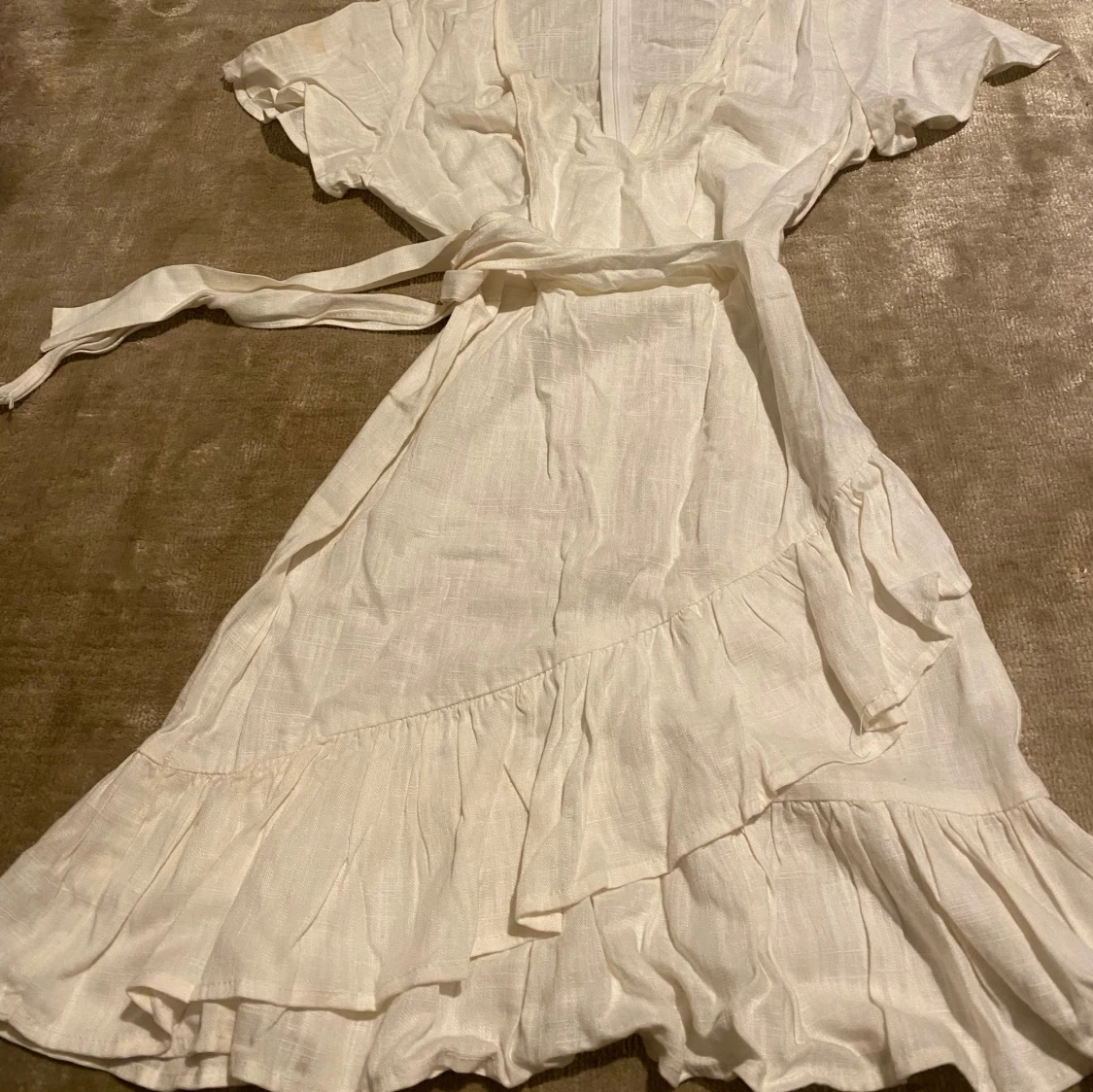 Vit omlottklänning med volang