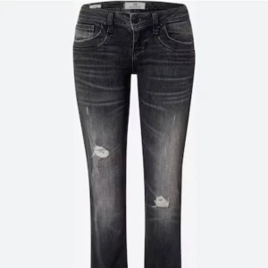 Svarta ltb jeans  - Snygga svarta jeans med slitningar på knäna. Andvänd fåtal gånger och i väldigt fint skick! 