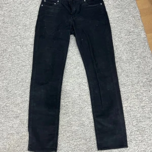 Svarta manchesterbyxor från Levi's - Snygga svarta manchesterbyxor från Levi's modell 511. Byxorna har en slim passform och klassisk femficksdesign. Perfekta för en stilren look.