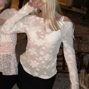 Genomskinlig topp från Gina tricot  - Topp från ginatricot i strl. S. Använd 2  gånger så i nytt skick. Mestadels genomskinlig så likt intimismitröjor kan man ha spets bh under. 