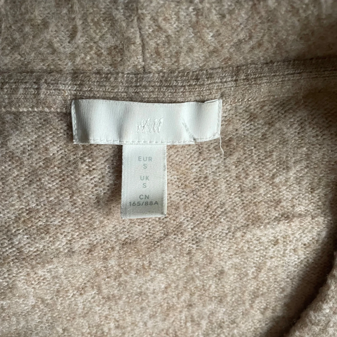 Beige stickad tröja från H&M - 92