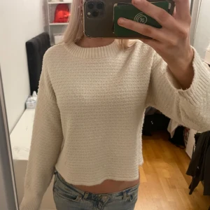 Stickat beige tröja - Fin stickad tröja från zara med ett svagt mönster på, jätte gullig, bra skick💕