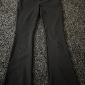 Svarta kostymbyxor från ONLY - Snygga svarta kostymbyxor från ONLY. Byxorna har en bootcut-stil och är högbmidjade. Aldrig använda 