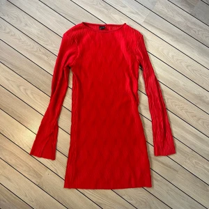 Gina tricot klänning  - Använd en gång, nu för liten